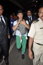 Aamir Khan snapped with baby Azad on 5th Aug 2012 (12).JPG